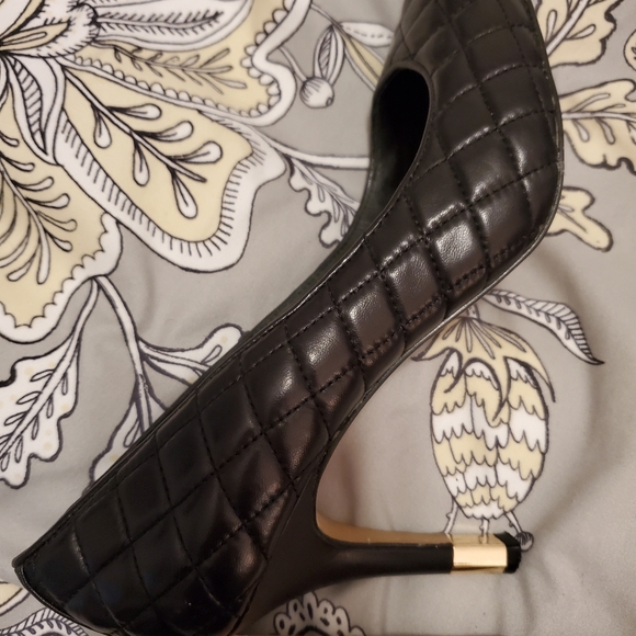 Vince Camuto Odell black quilted heels size 8 - Picture 8 of 9